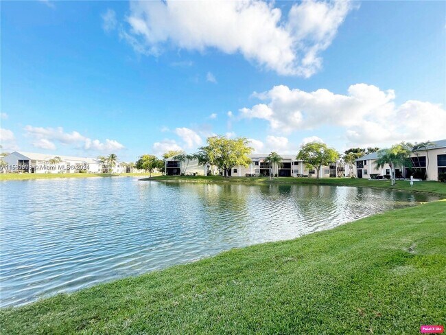 Foto del edificio - 1077 Washington Cir