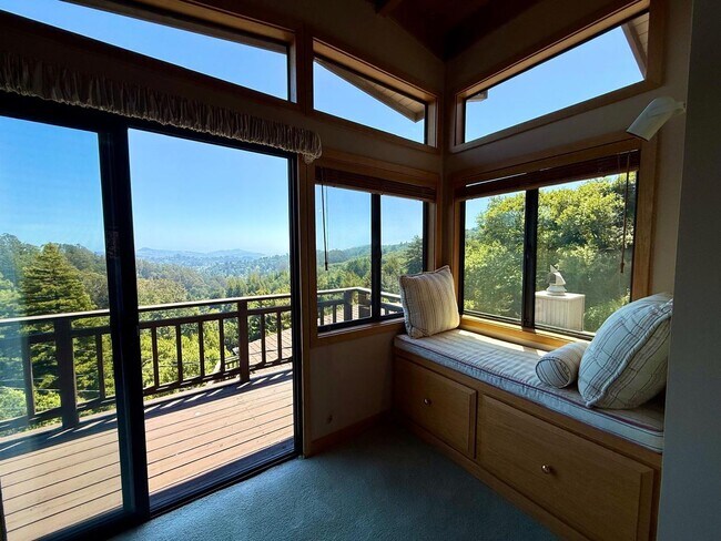 Foto del edificio - SPACIOUS THREE BED / THREE BATH HOME OFF OF PANORAMIC HWY WITH STUNNING VIEWS