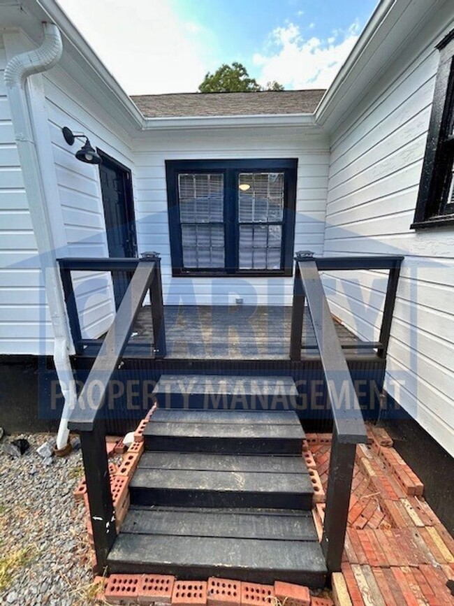 Building Photo - Two bedroom home in historic downtown Clev...