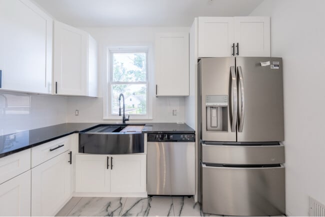 Building Photo - 32 Palm St