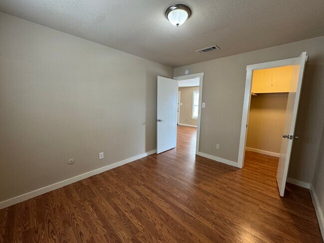 Foto del edificio - 1034 W Village Ct