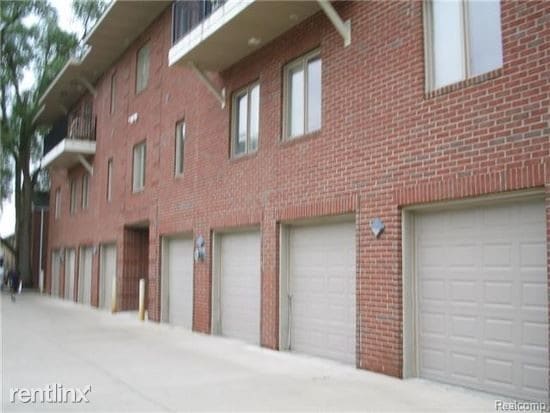 Building Photo - 2711 E Maple Rd