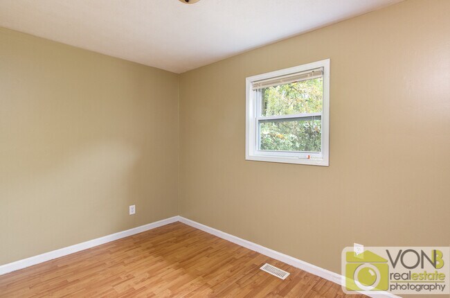 Building Photo - 4156 Clearview Dr