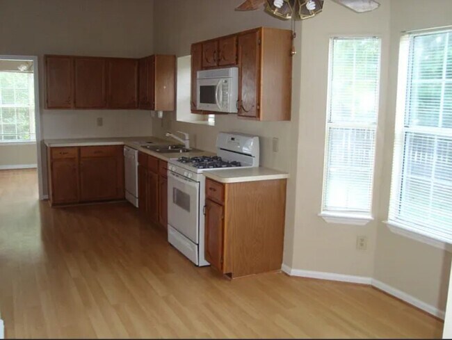 Foto del edificio - 2705 Ashbury Point Ln