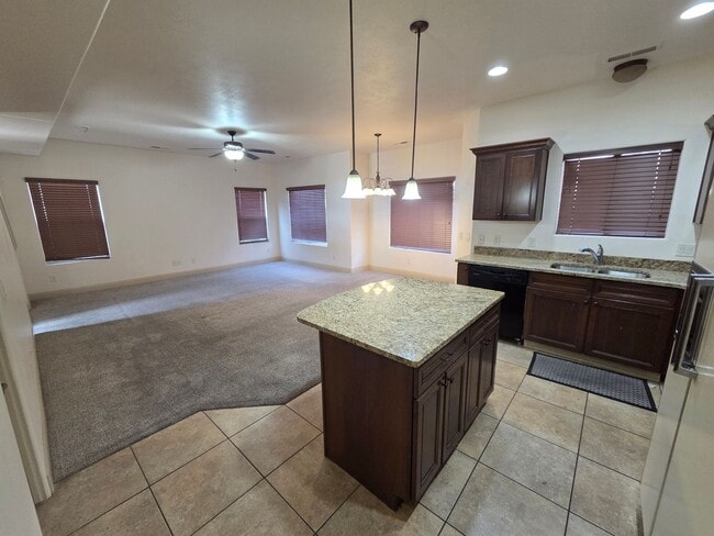 Building Photo - Shadow Ridge 3 Bedroom