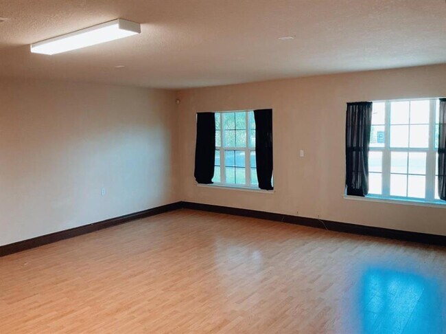 Building Photo - 201 Green Oaks Loop