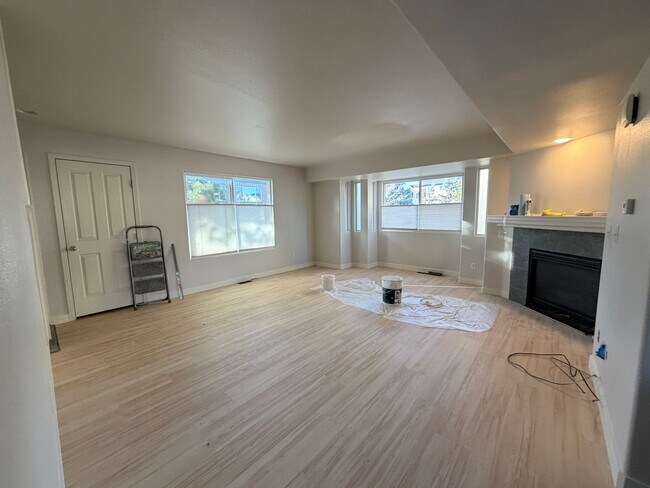 Building Photo - Premier Location!