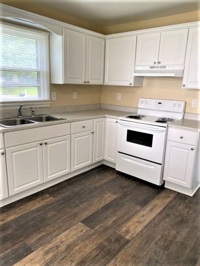 Building Photo - Move In Special!! 1/2 Off First Month's Re...
