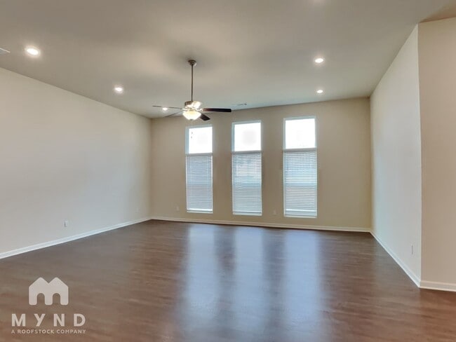 Building Photo - 803 Golden Bell Wy
