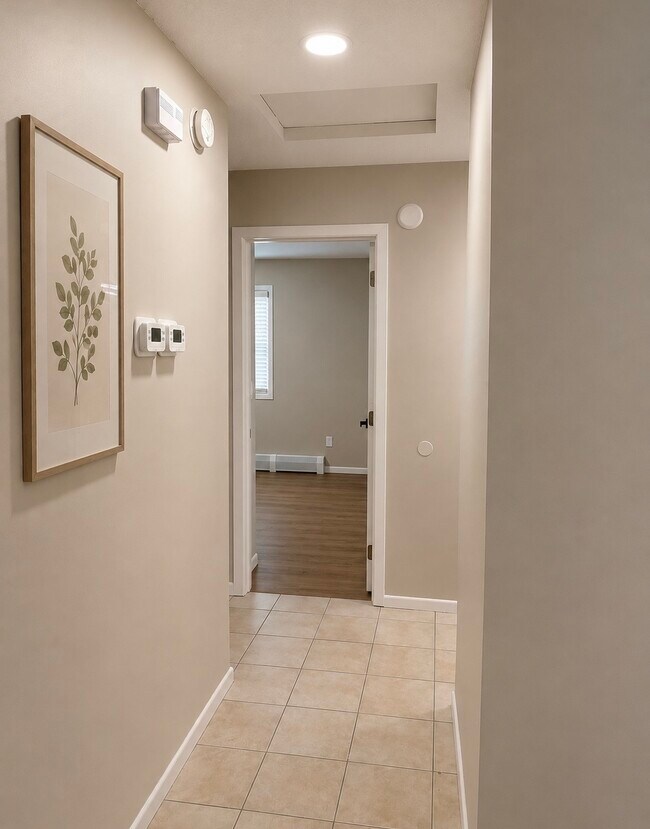 Vestíbulo-dormitorios, baños - 16347 Park Ave SE