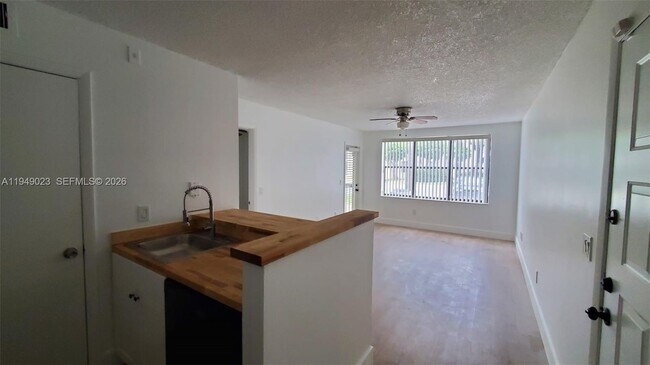 Foto del edificio - 4581 W McNab Rd