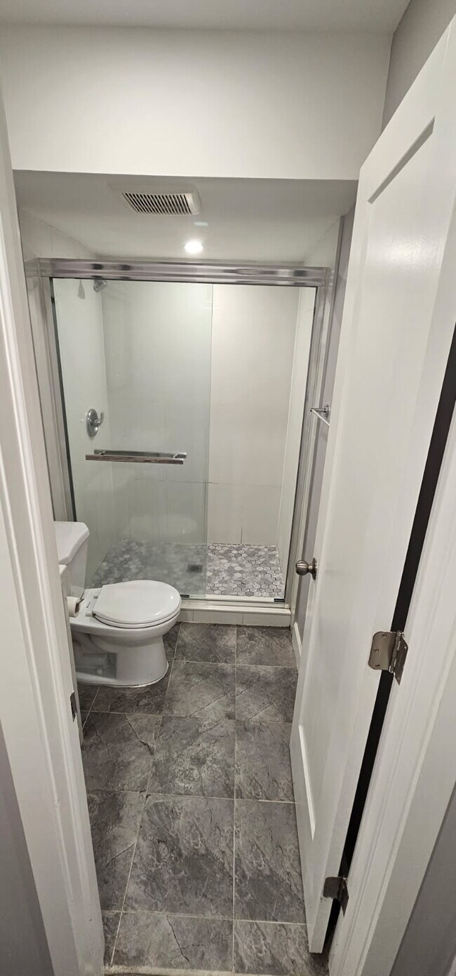 Building Photo - Stylish Comfort in the Heart of Roncesvall...