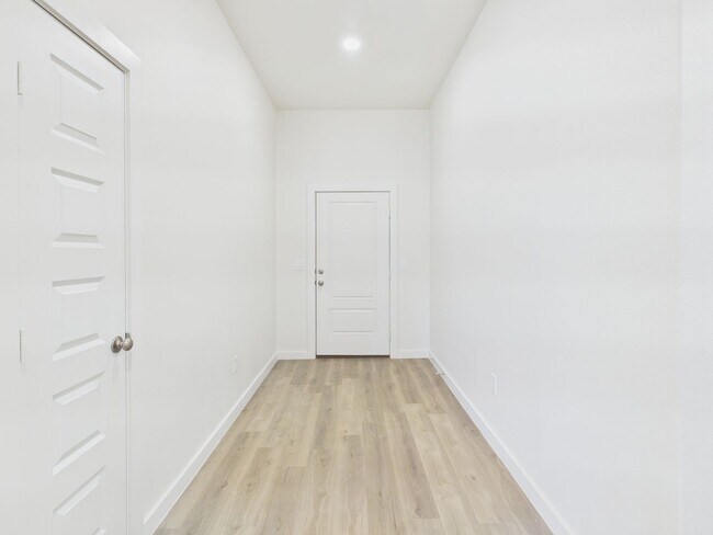 Building Photo - 3007 Farmyard Dr