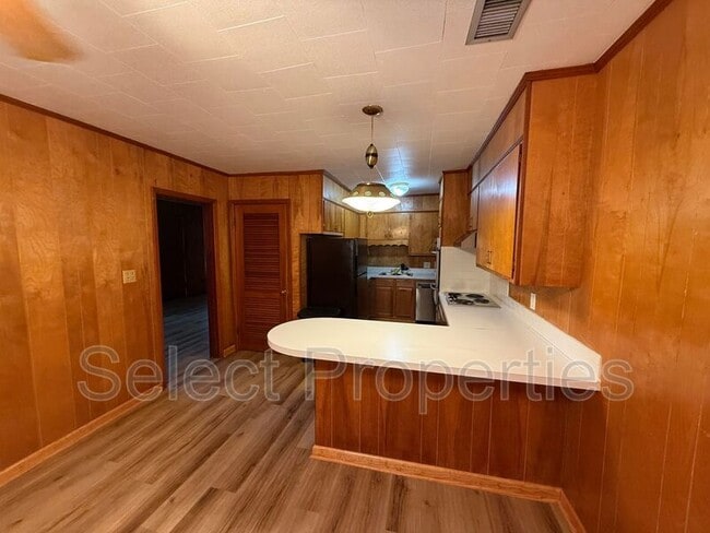 Building Photo - 1600 W Nettleton Ave