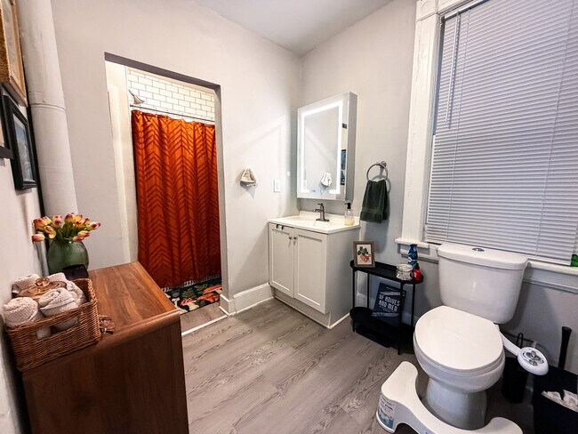 Baño - 2477-2479 N Dousman St
