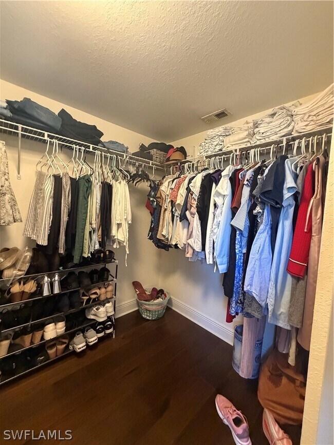 Foto del edificio - 8214 Key Royal Cir