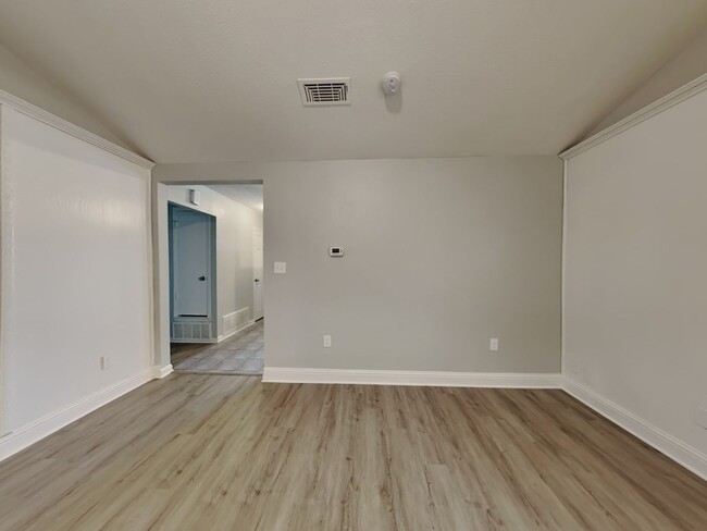 Foto del edificio - Move-In Ready 4BR Home in Arlington | Sunroom & Large Yard near DFW