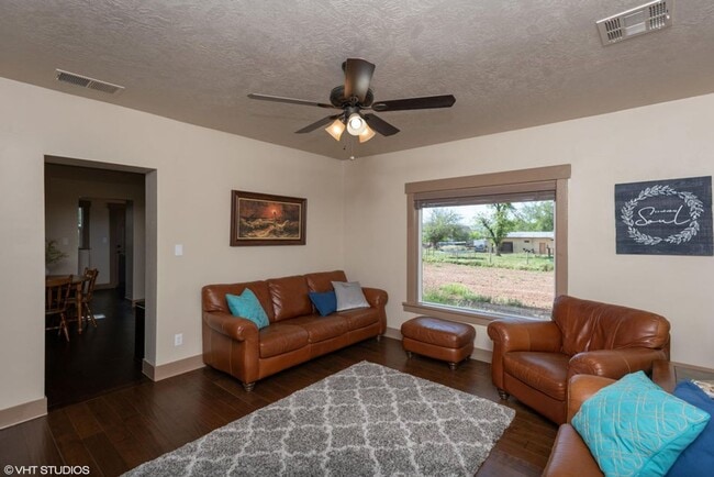 Building Photo - Charming 3 Bedroom Home!