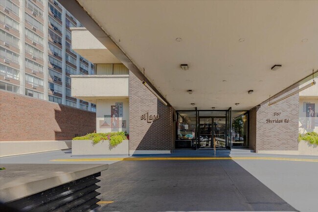 Building Photo - 6157 N Sheridan Rd
