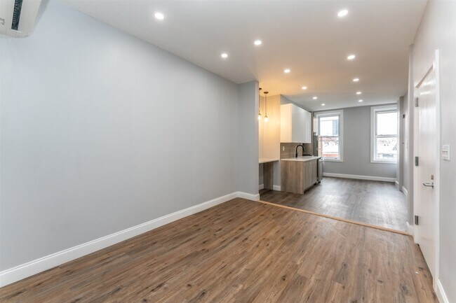 Building Photo - 623 Willow Ave