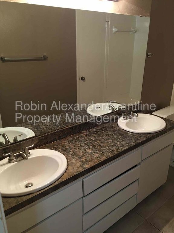 Foto del edificio - 308 NW Summercrest Blvd