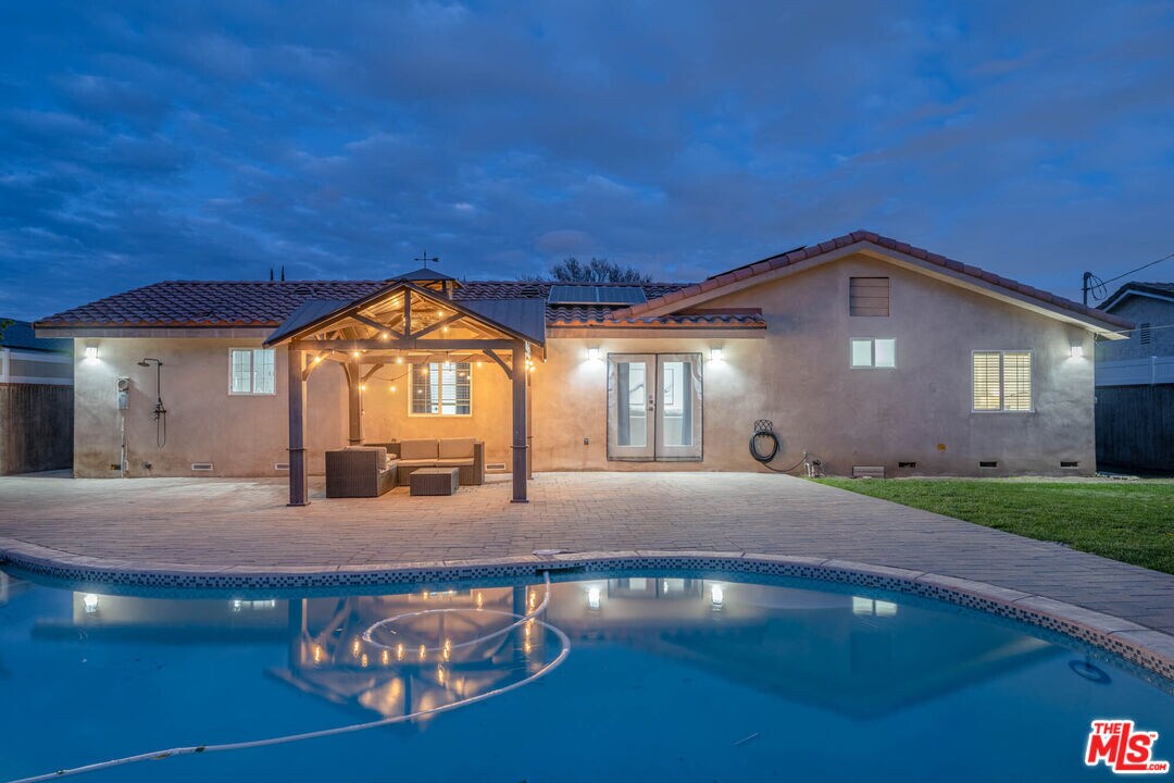 Foto principal - 10143 Amestoy Ave
