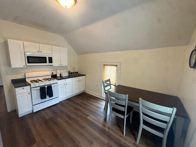 Building Photo - 622 E Locust St