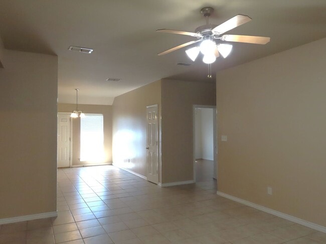 Building Photo - Beautiful 3 Bedroom, 2 Bath Duplex in Lindale!