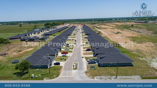 Foto del edificio - 3-Bedroom Townhome In Suburban-Style Neigh...