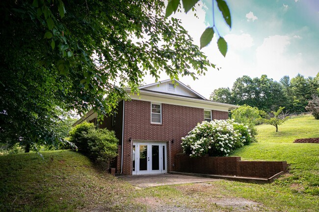 Building Photo - 241 Roberts Ln