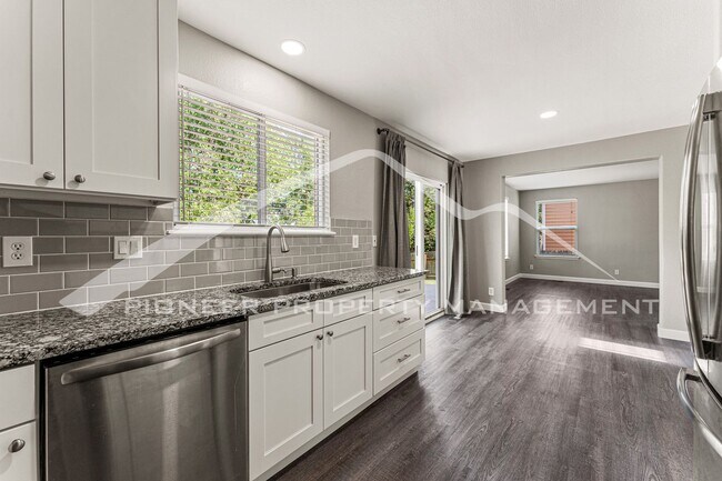 Building Photo - Single Family Home with 2 Car Garage and Central Air!