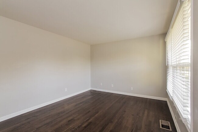 Foto del edificio - 528 W Arrowood Rd