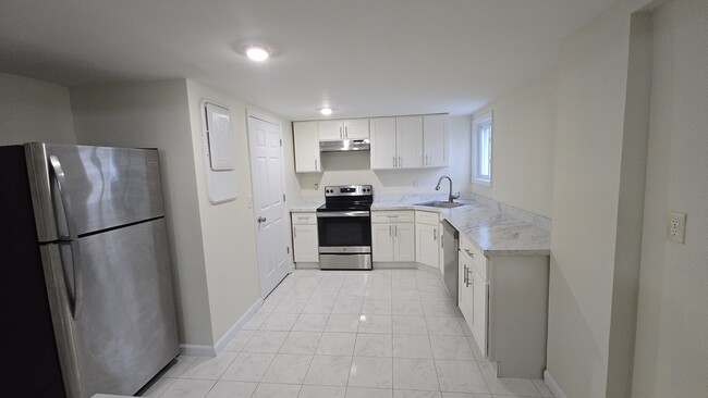 Building Photo - 11 Center St