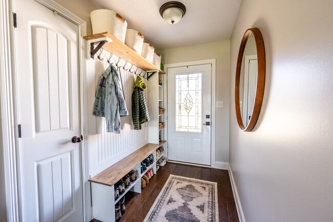 Building Photo - Pet Friendly Three Bedroom!