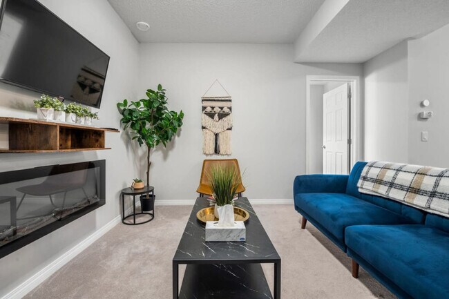 Photo du bâtiment - 78 Lucas Cres NW