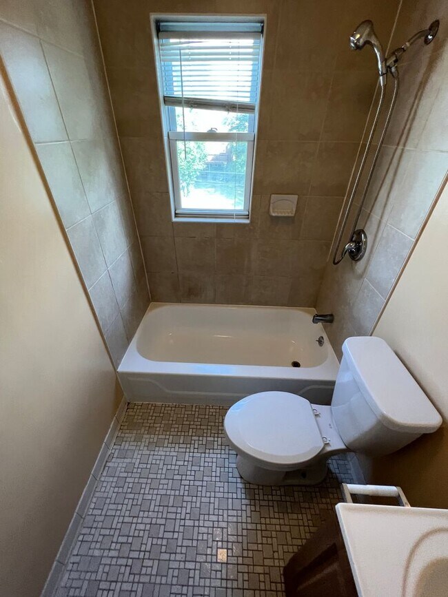 Foto del edificio - 3 BDRM 1.5 BTH in Baltimore City Sinclair Ln