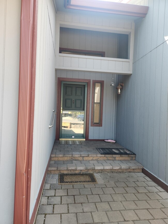 Building Photo - 611 NE Tracker Ct