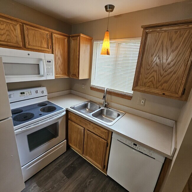 Foto del edificio - 2 Bedroom Lower Condo w/ Private Entrance....