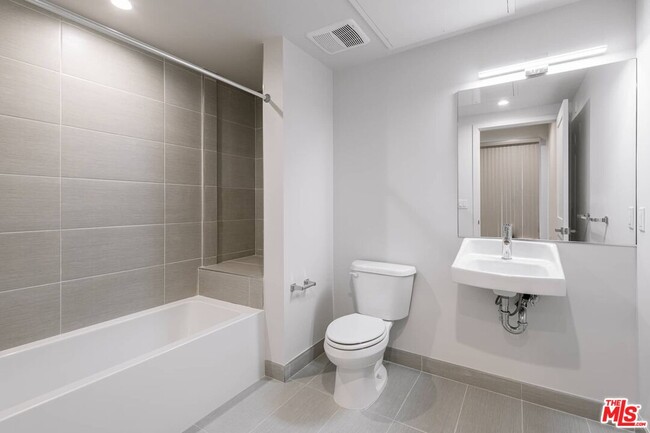 Foto del edificio - 3726 Kelton Ave