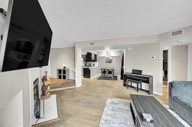 Building Photo - 1226 S Monaco Pky