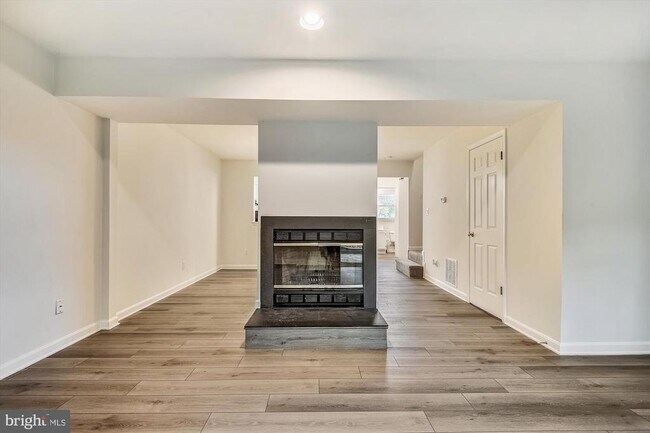 Foto del edificio - 13 Janwall Ct