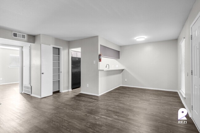 Foto del edificio - 7615 Grahamcrest Dr