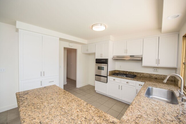 Foto del edificio - COSTA MESA: 3 Bedroom Single Story Home with a Pool