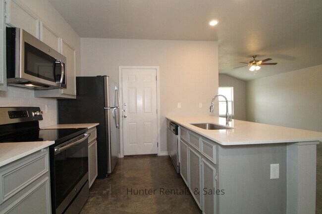 Foto del edificio - 308 Lowes Blvd