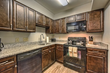 Newly Remodeled Kitchen w/granite countertops - 901 Lakeview Ave