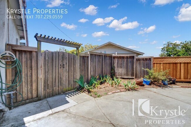 Building Photo - Darling, studio apt with private courtyard...