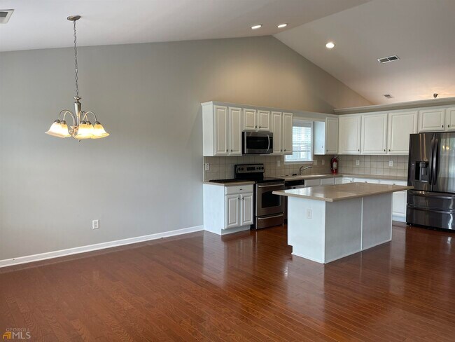 Building Photo - 1052 Southwood Dr