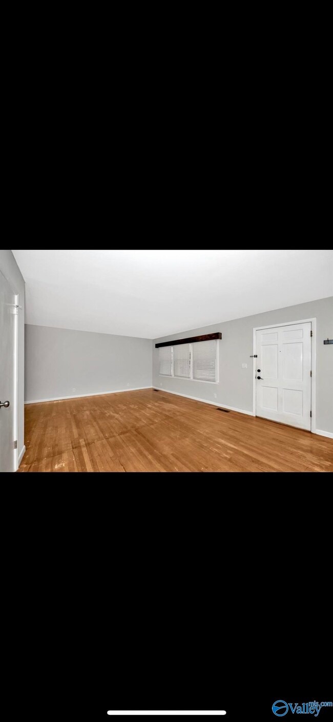Building Photo - 4210 Killarney Dr NW