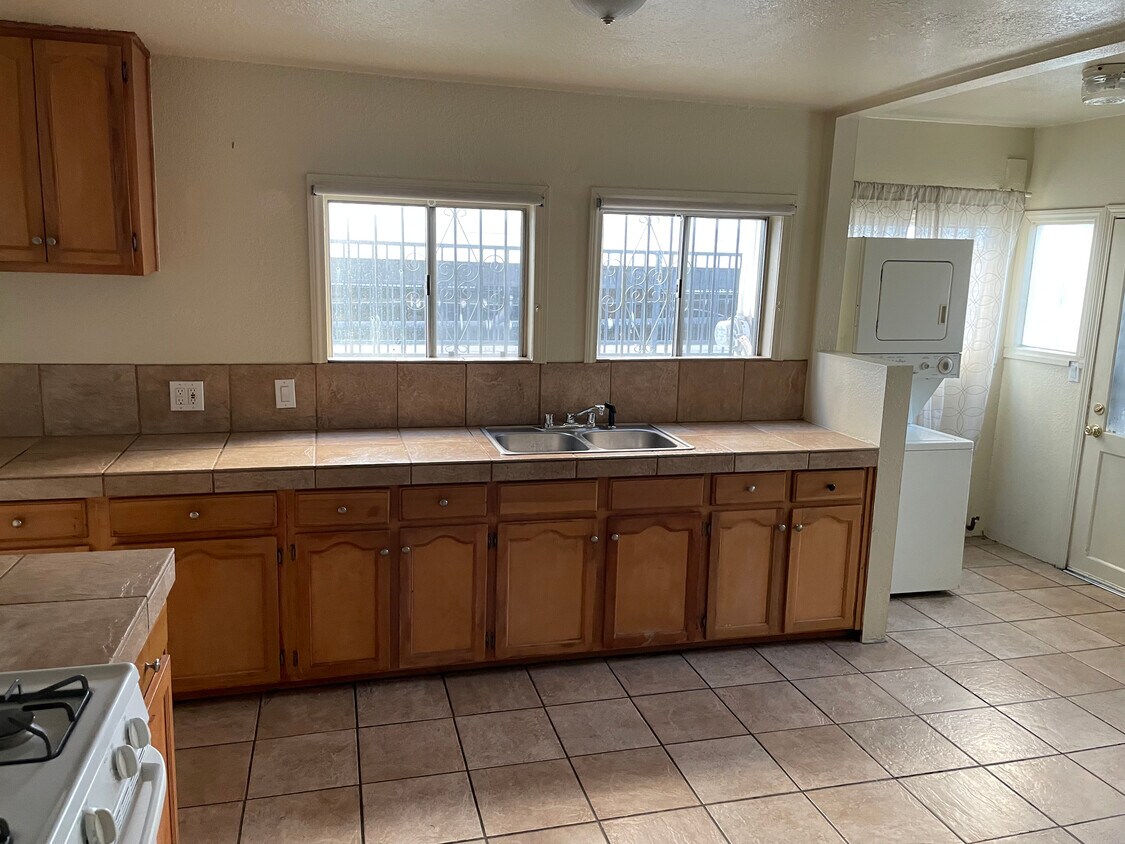 Kitchen - 551 N Kenmore Ave