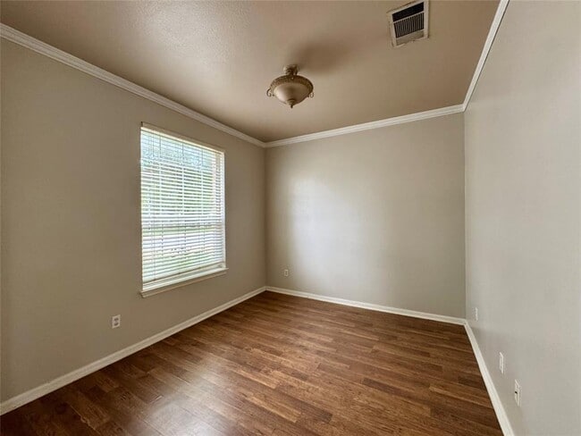 Building Photo - 701 Ranier Ln